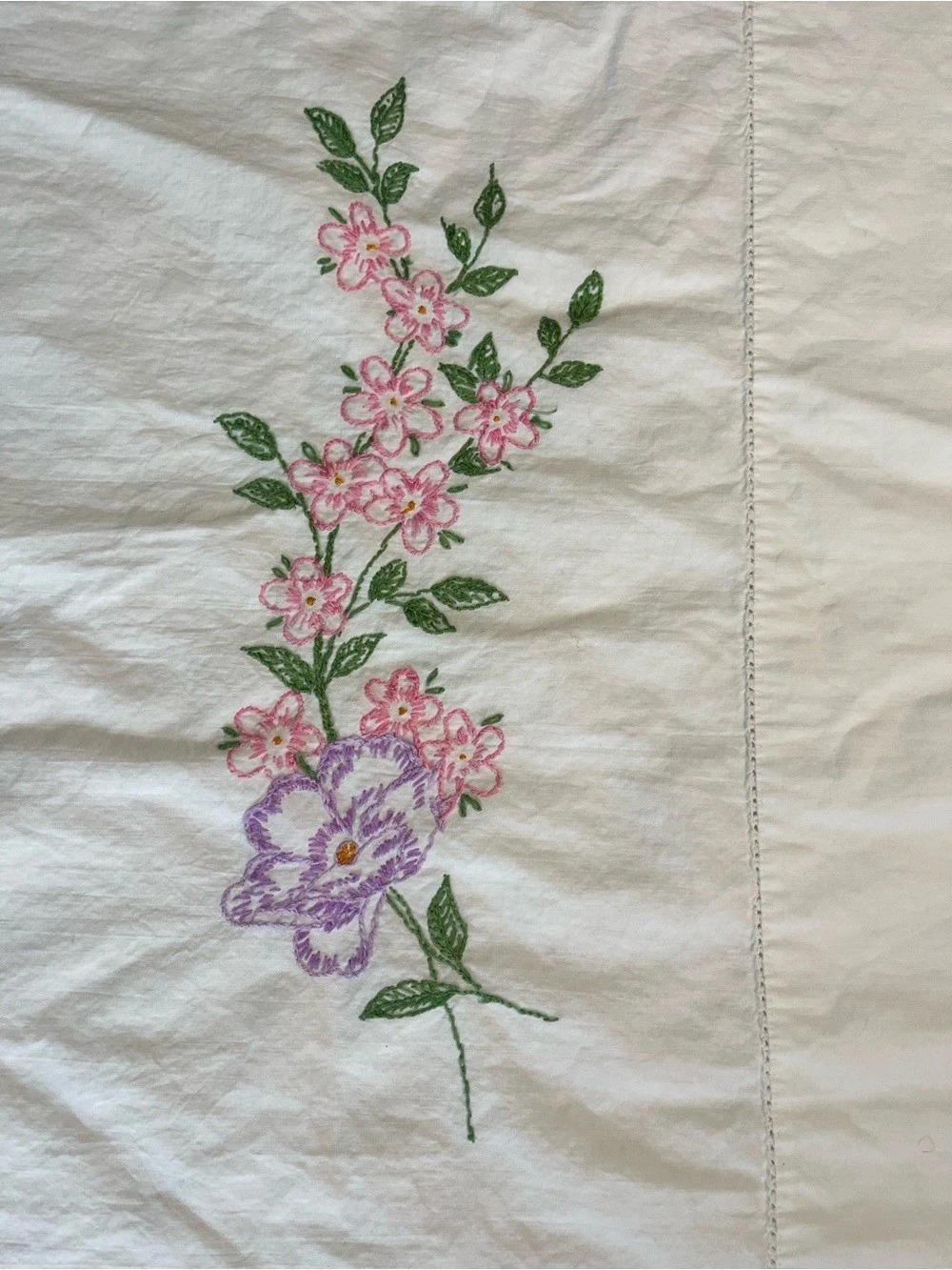 Embroidered Floral pillowcase in White & Pink